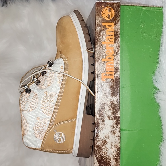 Timberlanb Boots Boys 5.5 Women 7.5 - Picture 1 of 5